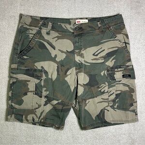 Wrangler Utility Cargo Shorts Men’s 36x10 Relaxed Fit Olive Green Camouflage